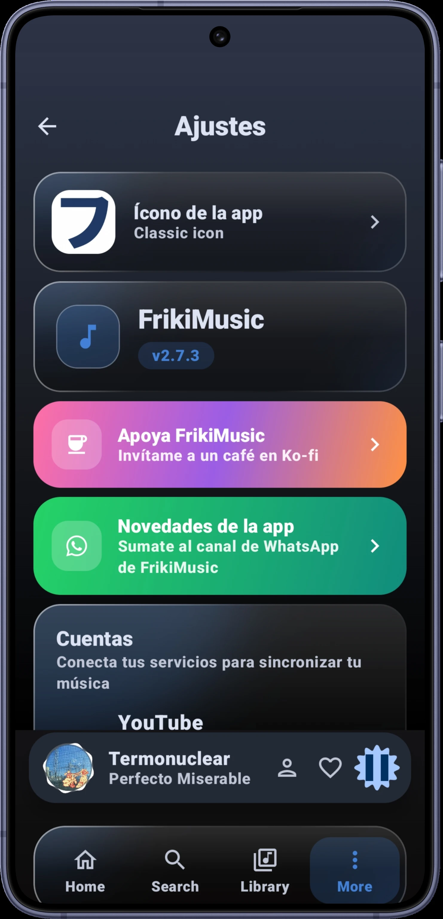 Pantalla de ajustes de FrikiMusic con ícono de la app, versión y cuentas